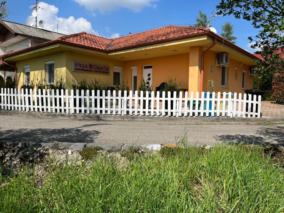 Villa Gracia Patince Exterior photo